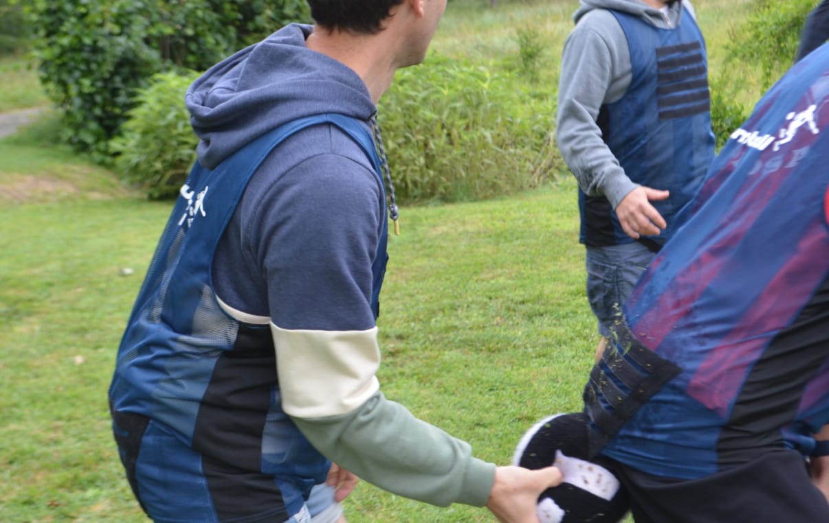 Groupe en pleine partie de Bumball lors dune animation à Toulouse