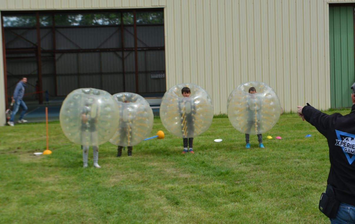 Vue dune animation Bubble Foot avec bulles sécurisées à Toulouse