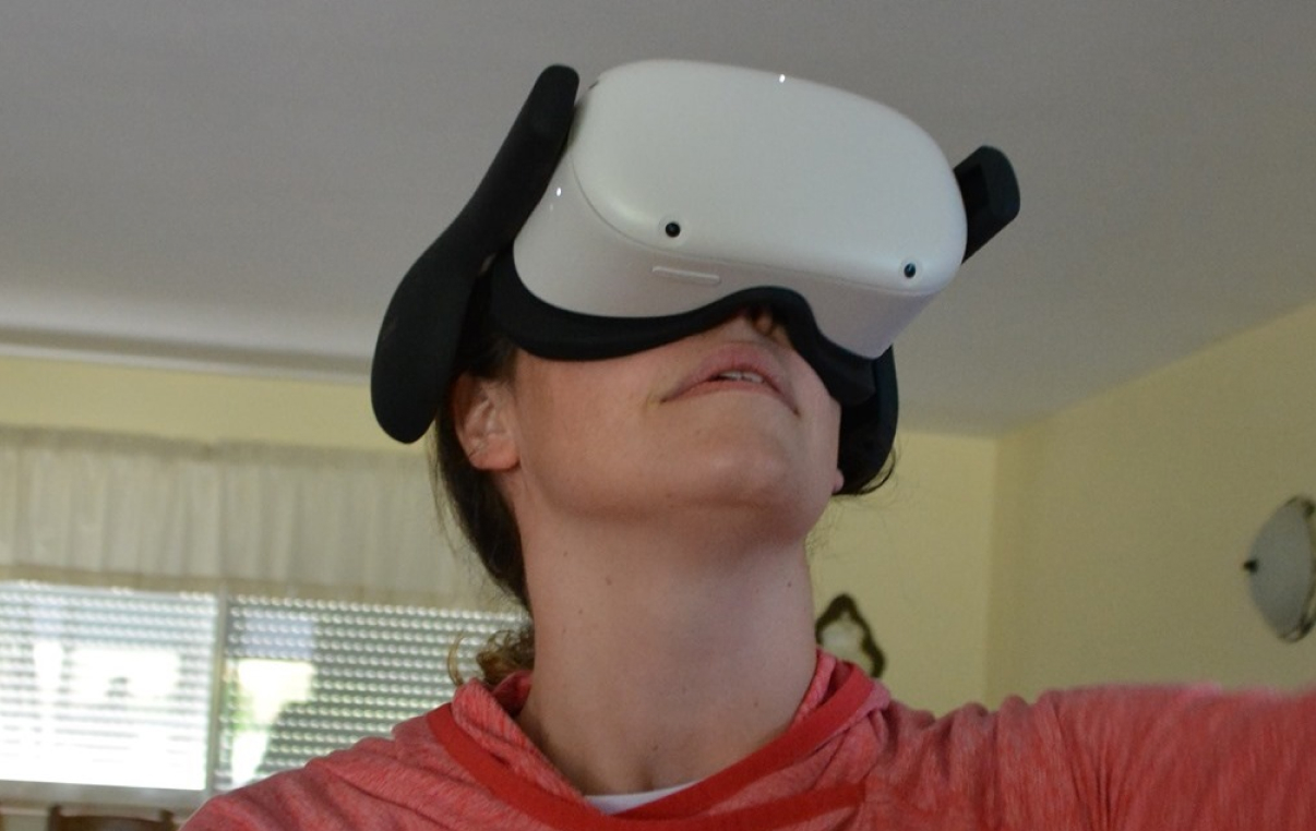 participant immergé dans un jeu en réalité virtuelle chez lui à Montauban