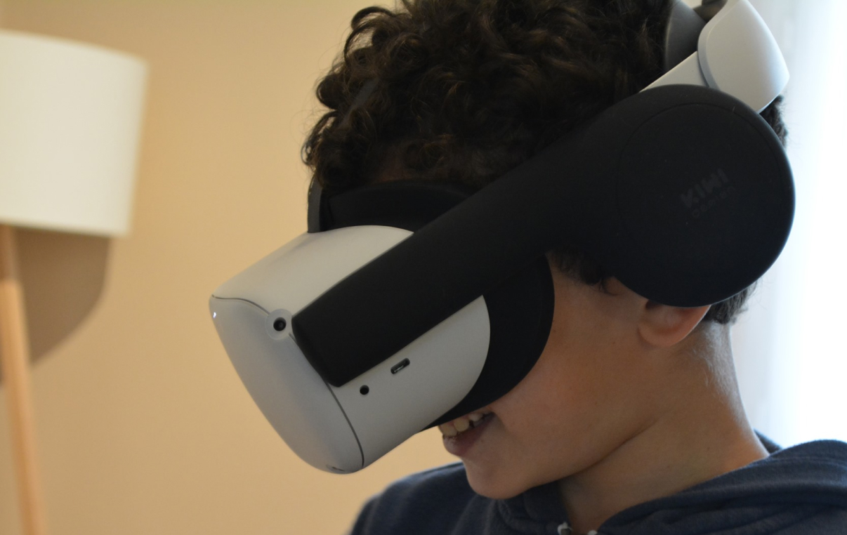 participant plongé dans une expérience de réalité virtuelle à Toulouse