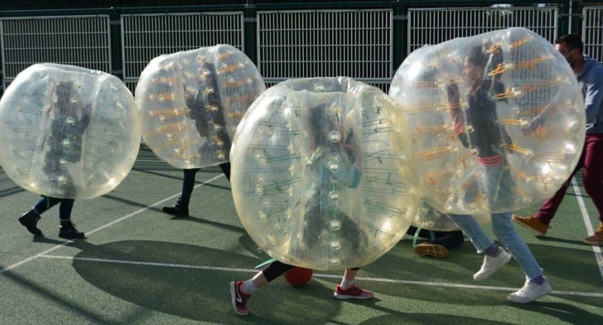 Animateurs encadrant une activité pédagogique pour enfants à Toulouse
