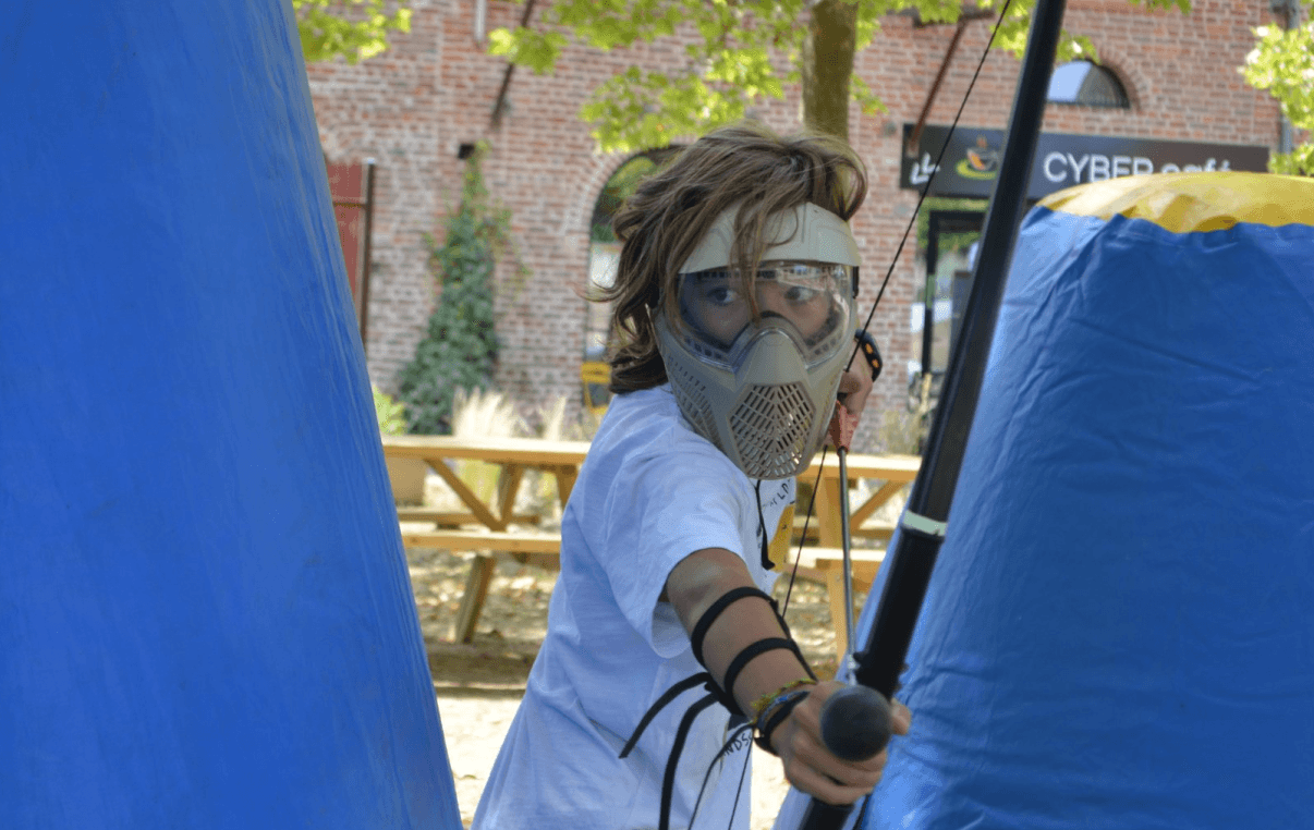 Groupe en pleine partie darchery dans une structure gonflable en Occitanie