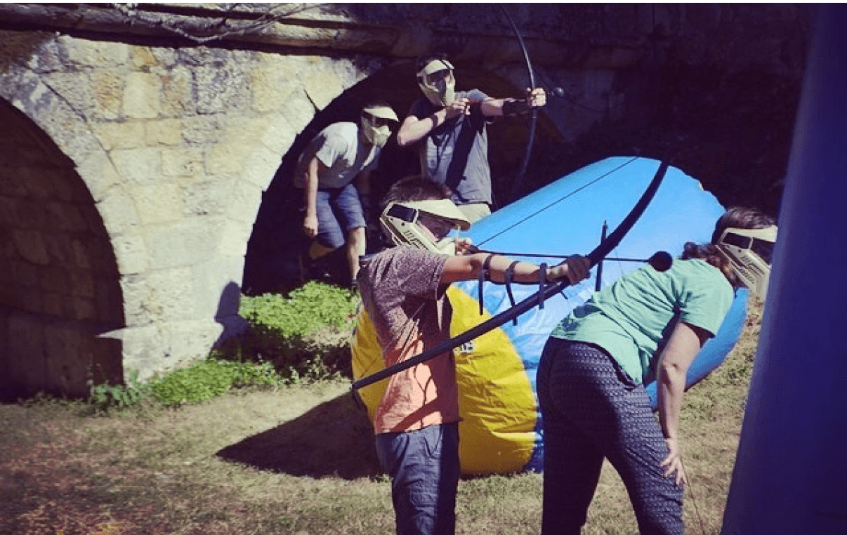 Partie de tir à larc fun en pleine nature en Occitanie