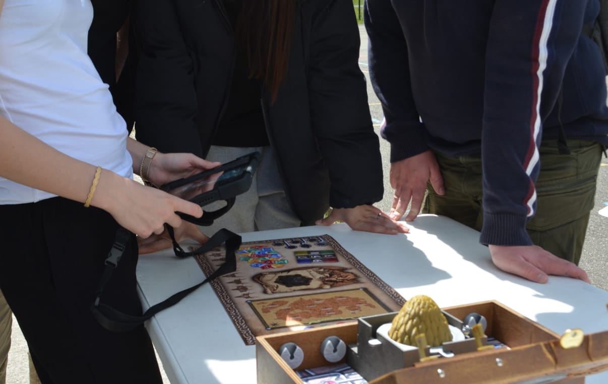 Décor et ambiance mystérieuse pour une animation Escape Game à domicile en Occitanie