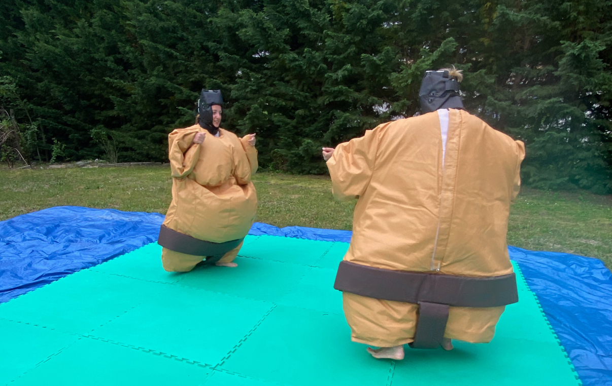 Duel amical avec costumes sumos loués pour une animation en Occitanie