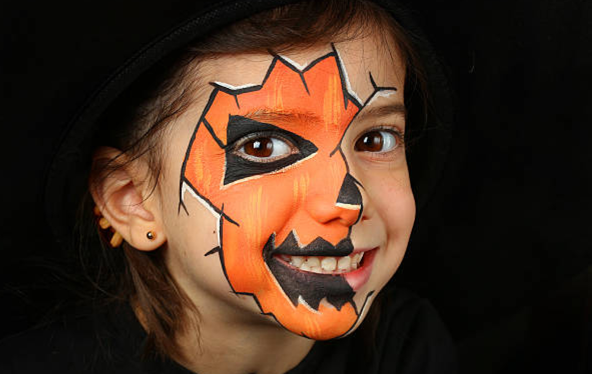 Enfant maquillé en tigre pendant une animation en Occitanie