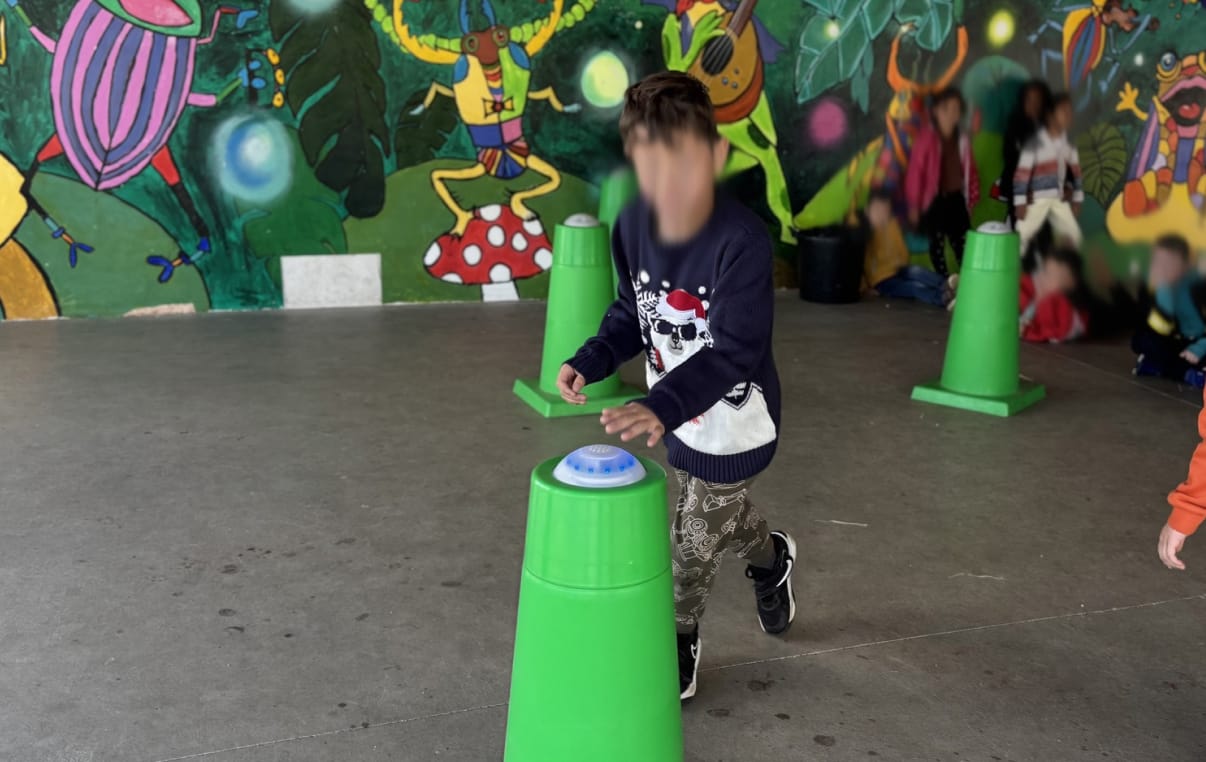 Enfants et adultes samusant avec le jeu Buzzer Time lors dune animation en Occitanie