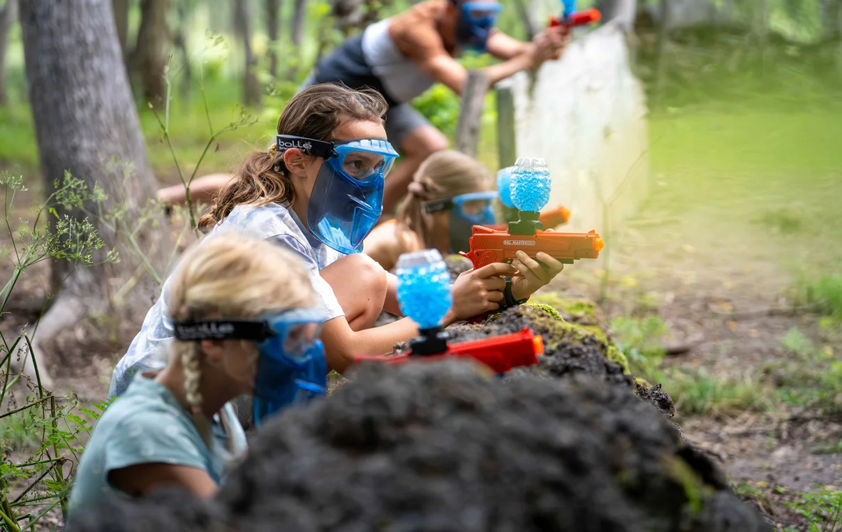 Enfants jouant au Gelly Ball dans un parc en Occitanie