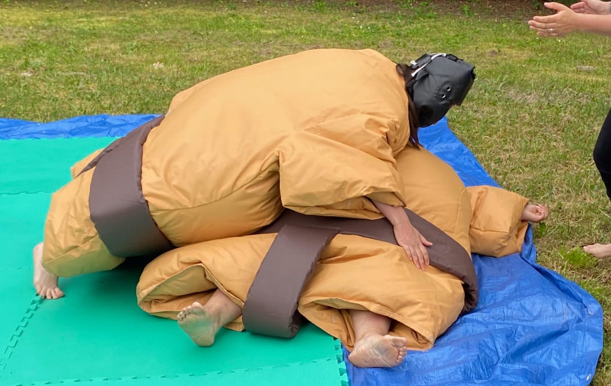 Jeu de sumos gonflables organisé grâce à une location en Occitanie