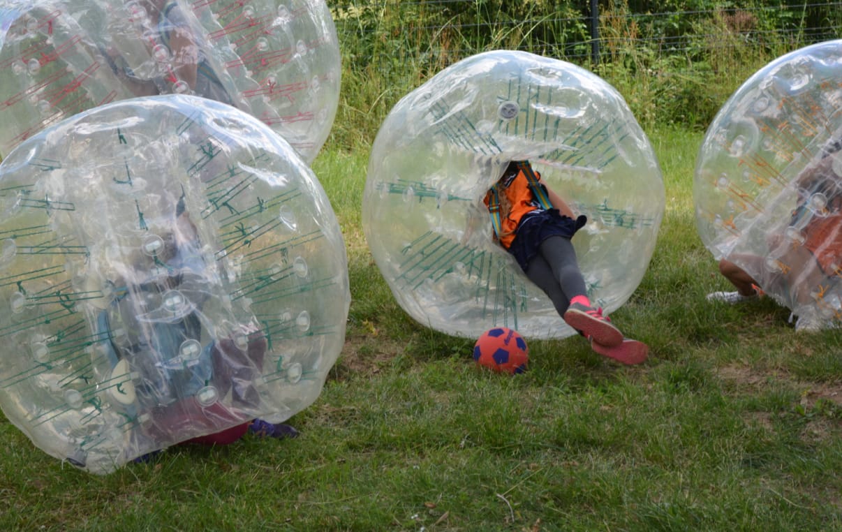 Moment convivial en Occitanie lors dune animation Bubble Foot pour petits et grands
