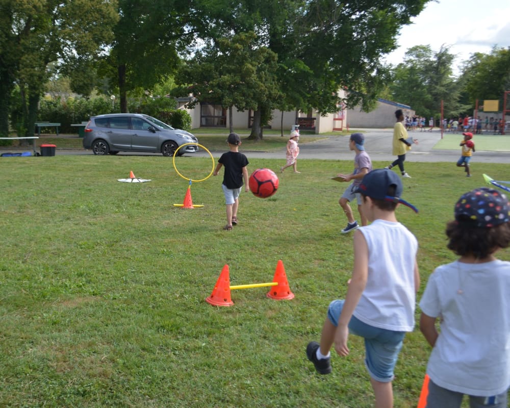 Moment de joie et rires entre enfants lors dun anniversaire animé en Occitanie