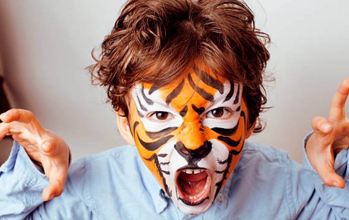 Stand de maquillage pour enfants lors dune fête associative