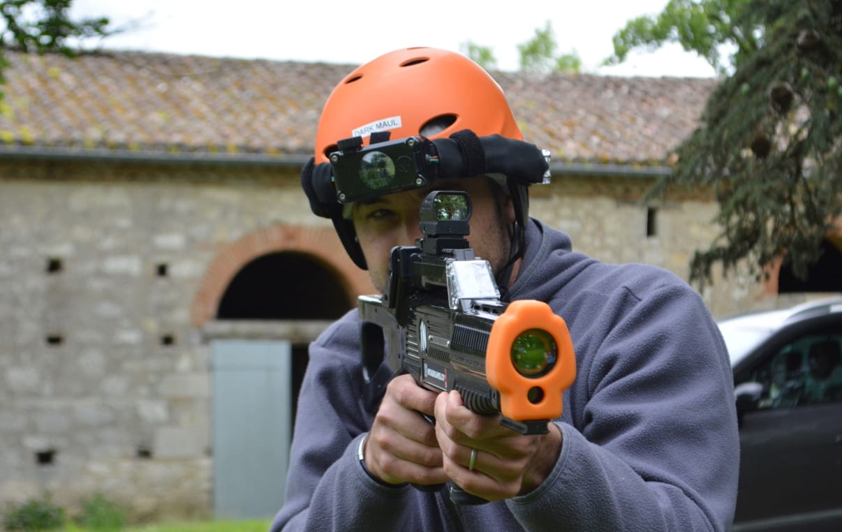 enfants jouant au laser game dans un parc privé en Occitanie