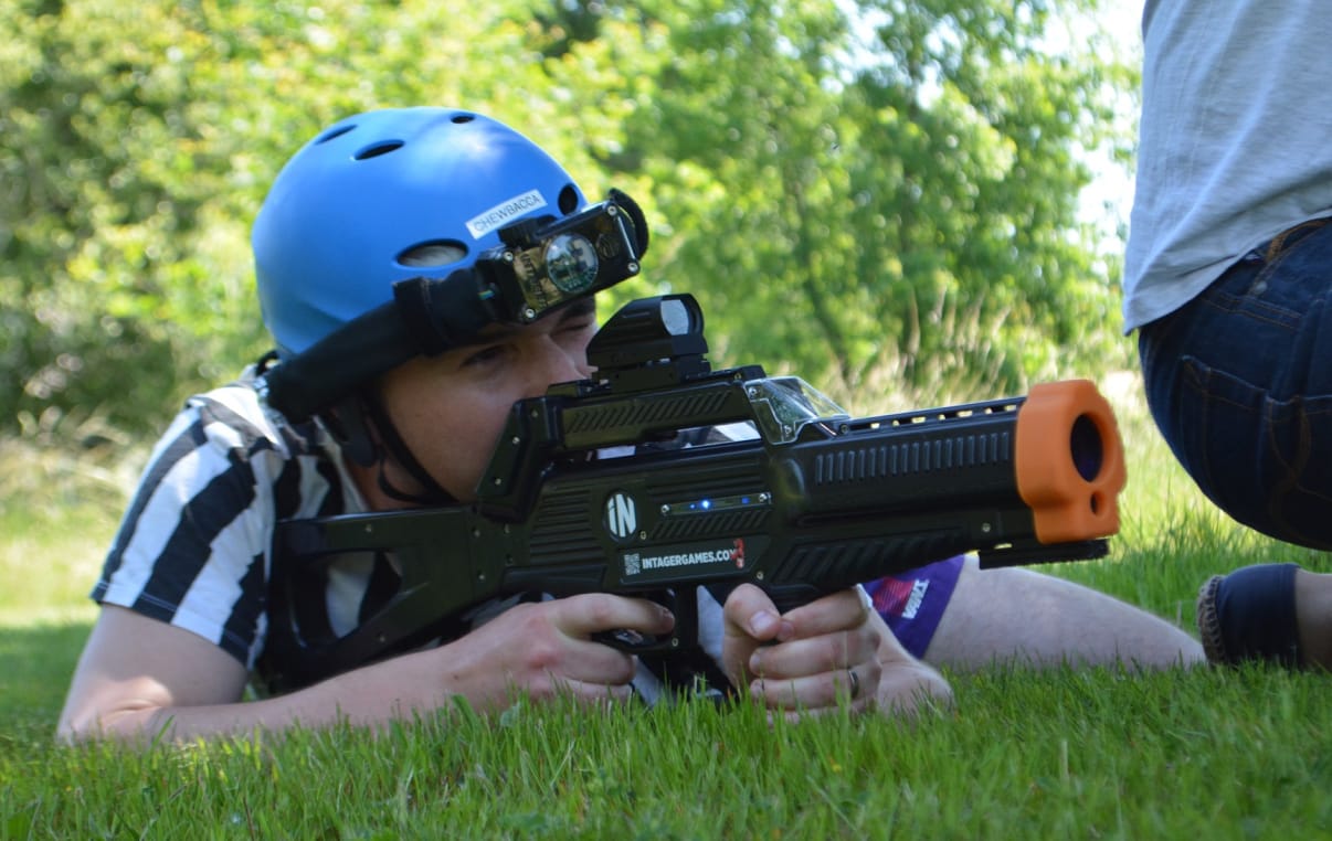 équipe de joueurs laser game à domicile en pleine action