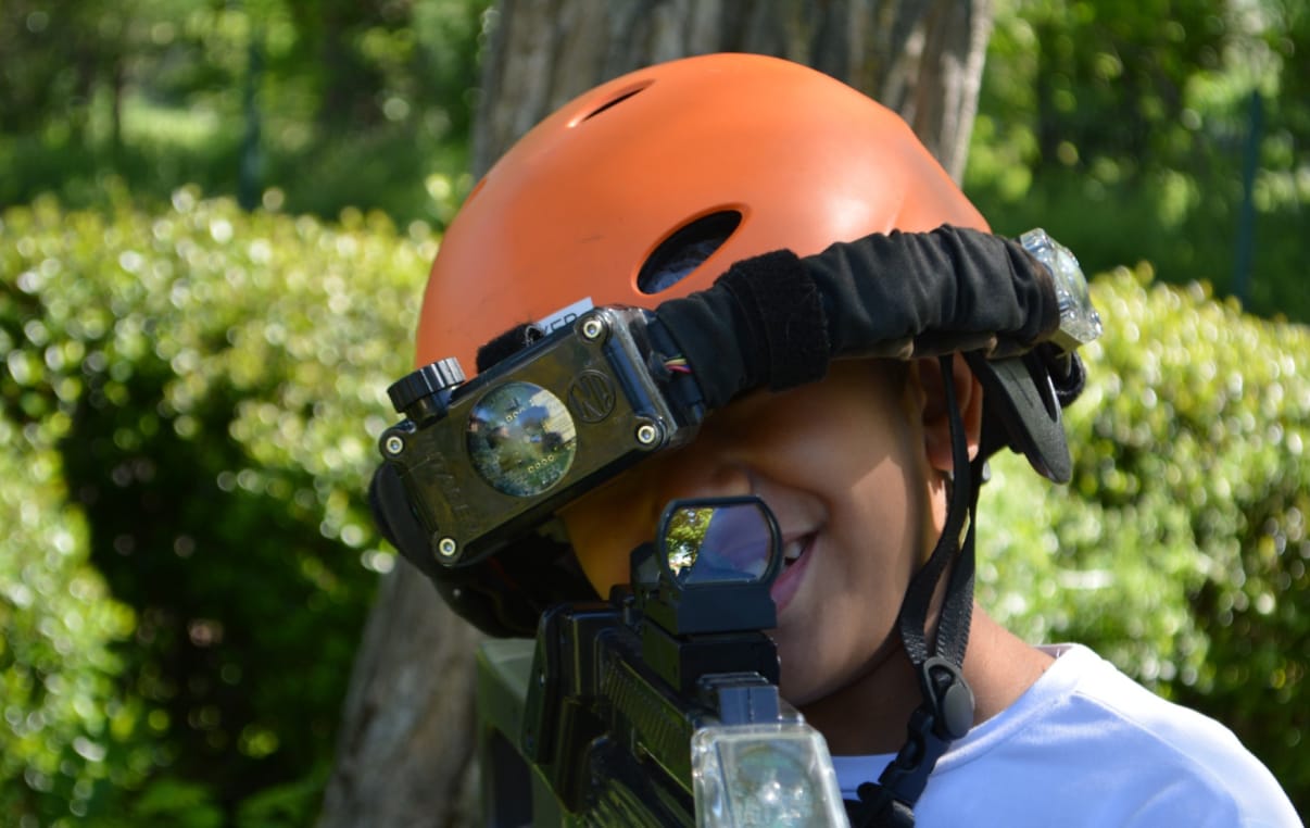 organisateur préparant une animation laser game chez un particulier
